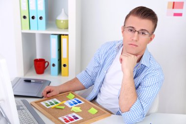 Ofiste çalışan genç yaratıcı tasarımcı