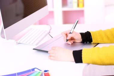 genç kadın grafik tasarımcı çalışma İşyerinde tablet kalemi kullanma