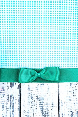 renkli şerit ve yay ahşap arka plan üzerinde renkli kumaş