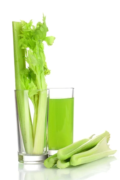 Свежий зеленый сельдерей в стакане и сок изолированы на белом — стоковое фото
