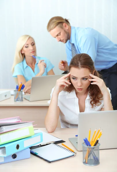 Büroangestellte ist während der Arbeit am Arbeitsplatz — Stockfoto