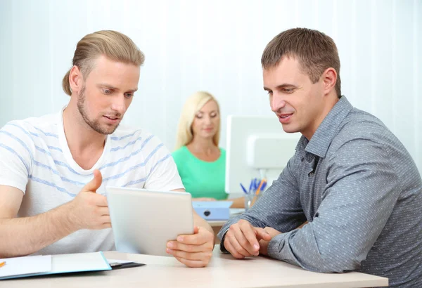 Employés de bureau au travail — Photo