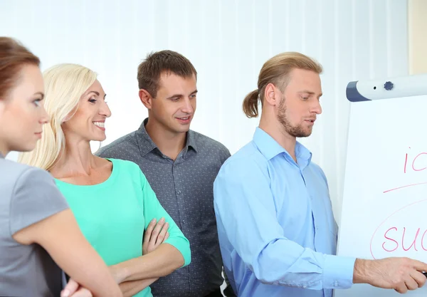 Equipe de negócios trabalhando no escritório perto do quadro branco — Fotografia de Stock