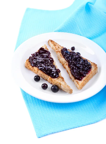 Delicioso brindis con mermelada en plato aislado en blanco — Foto de Stock