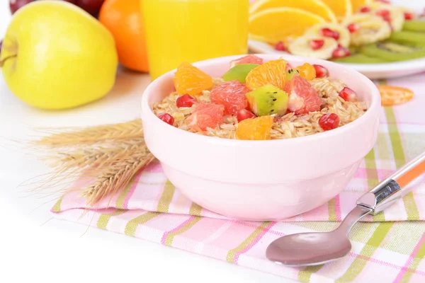 Deliciosa harina de avena con fruta en tazón en primer plano de la mesa — Foto de Stock