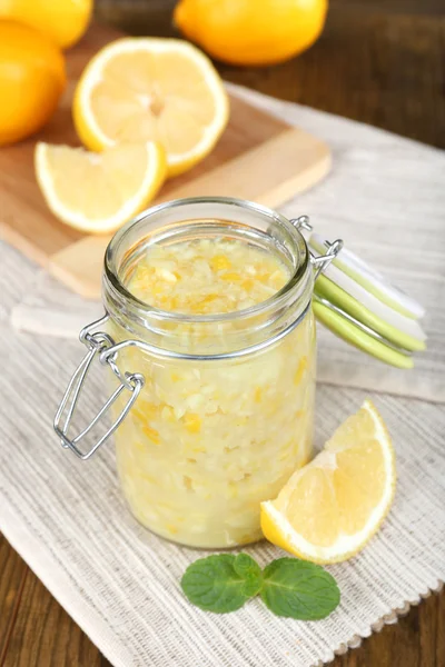 Lezzetli limon reçel üzerinde tablo yakın çekim — Stok fotoğraf