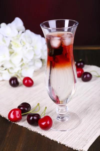 Glas cocktail på bordet på mörk röd bakgrund — Stockfoto