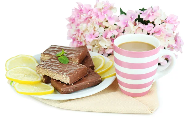 Taza de té y dulces aislados en blanco — Foto de Stock
