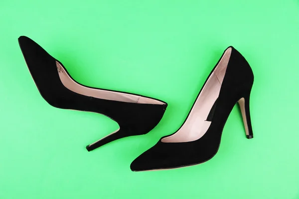 Piękne czarne buty kobiece, na zielonym tle — Zdjęcie stockowe