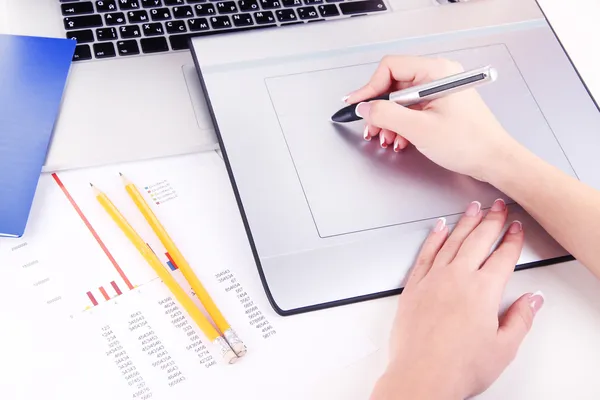 Mano femminile utilizzando tablet grafico sul tavolo da vicino — Foto Stock