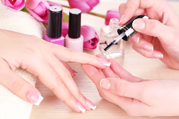 Proces manicure kosmetyczny z bliska — Zdjęcie stockowe