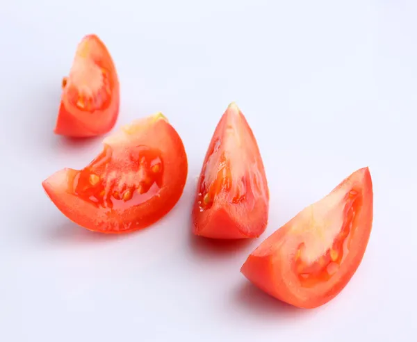 Fatias de tomate fresco, isoladas a branco — Fotografia de Stock