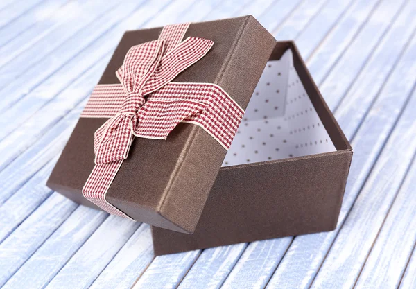 Openen van de doos van de gift op houten achtergrond — Stockfoto