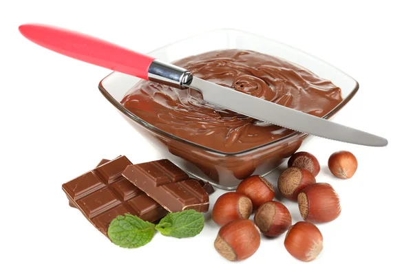 Söt choklad hasselnöt sprida med hela nötter och mynta isolerad på vit — Stockfoto
