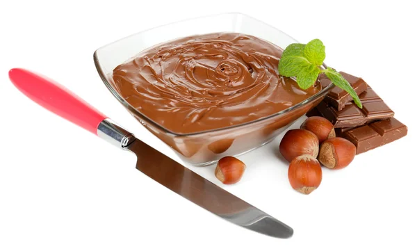 Söt choklad hasselnöt sprida med hela nötter och mynta isolerad på vit — Stockfoto