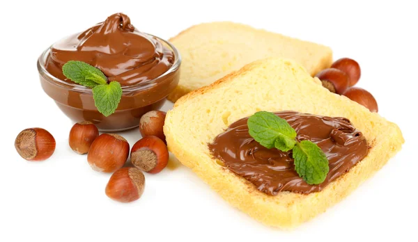 Roti dengan coklat manis hazelnut menyebar terisolasi di atas putih — Stok Foto