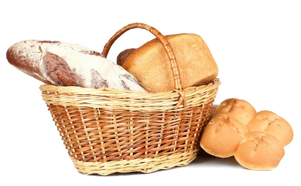 Composition avec pain et rouleaux dans un panier en osier isolé sur blanc — Photo