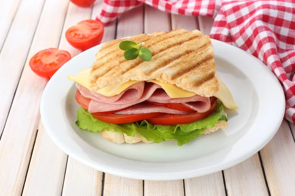 Lekkere sandwich met ham op houten tafel — Stockfoto