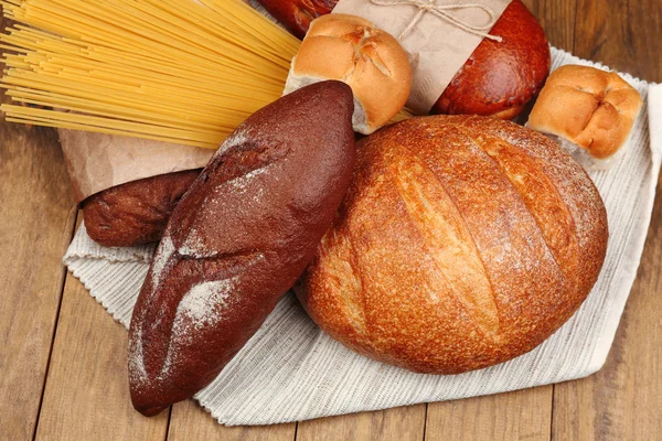 Bakkerijproducten op houten tafel — Stockfoto