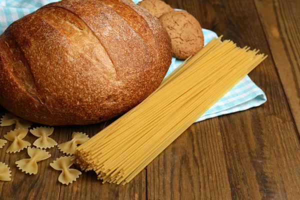 Produtos de padaria em mesa de madeira — Fotografia de Stock