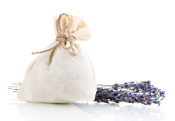 Bolso sobre textil con flores secas de lavanda aisladas en blanco —  Fotos de Stock