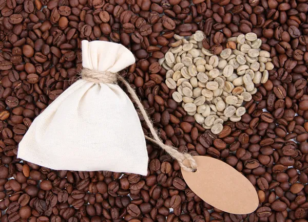 Kahve kahve çekirdekleri zemin üzerine çuval — Stok fotoğraf