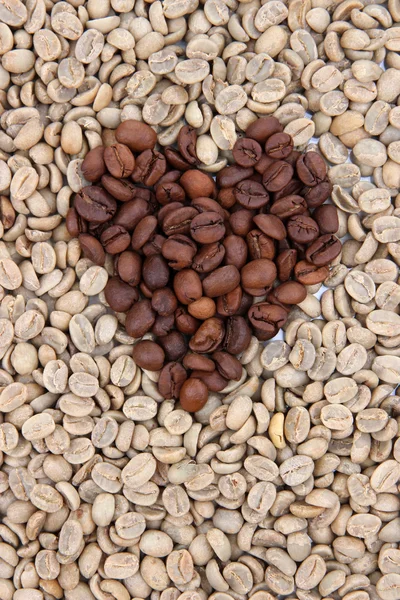 Зеленые и коричневые кофейные зерна, закрыть — стоковое фото