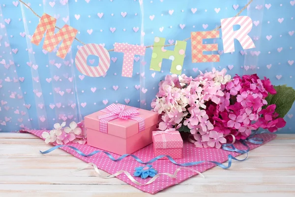 Letras maternas de letras de papel hechas a mano sobre fondo azul — Foto de Stock