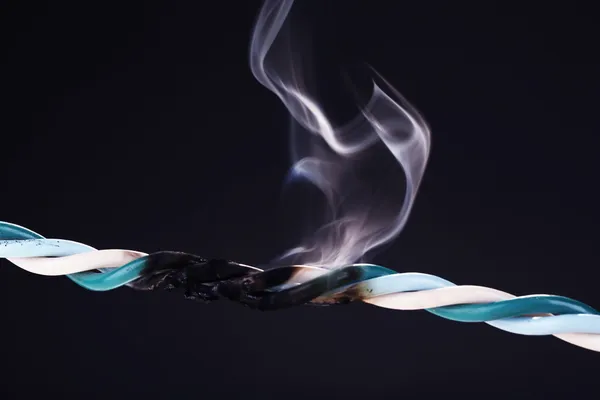 Kurzschluss, verbranntes Kabel, isoliert auf schwarz — Stockfoto