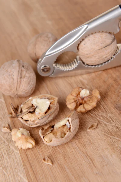 Cascanueces con nueces sobre fondo de madera —  Fotos de Stock