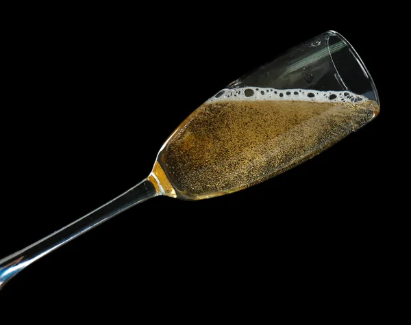 Verre de champagne avec éclaboussure, sur fond noir — Photo