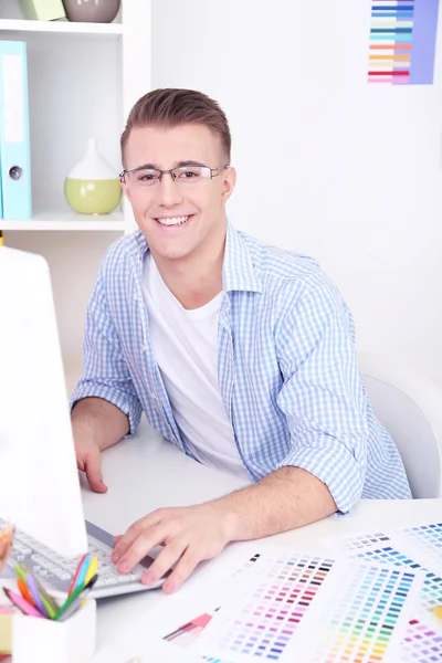 Junge kreative Designerin im Büro — Stockfoto