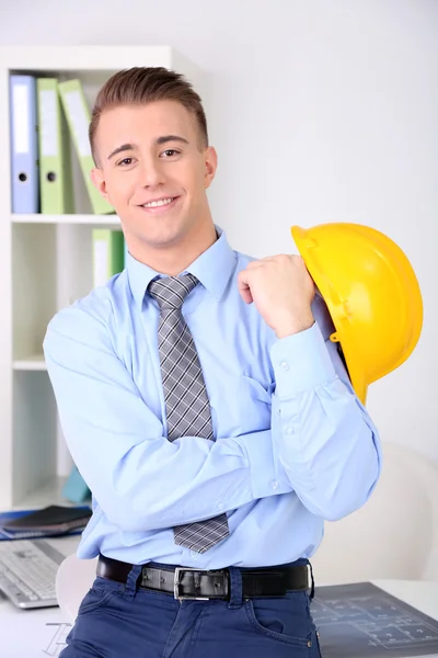 Jeune architecte confiant au bureau — Photo