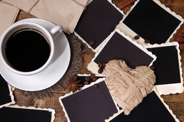 Taza de café y viejas fotos en blanco, sobre fondo de madera — Foto de Stock