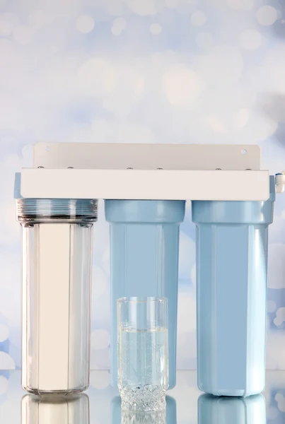 Filtersystem zur Wasseraufbereitung auf hellem Hintergrund — Stockfoto