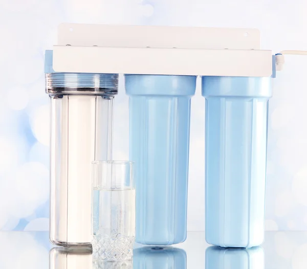 Filtersysteem voor waterbehandeling met glas op lichte achtergrond — Stockfoto