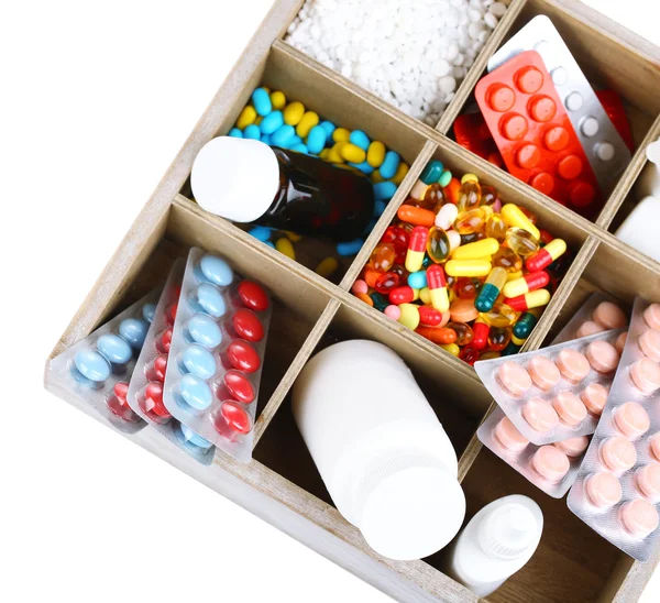 Medyczne pigułki, ampułki w drewnianym pudełku, na białym tle — Zdjęcie stockowe