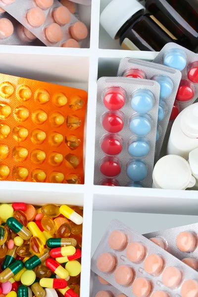 Медицинские таблетки, ампулы в деревянной коробке, крупный план — стоковое фото