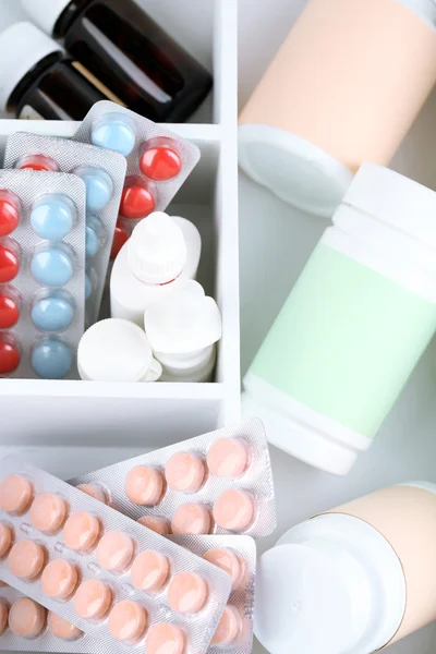 Pílulas médicas, ampolas em caixa de madeira, close-up — Fotografia de Stock
