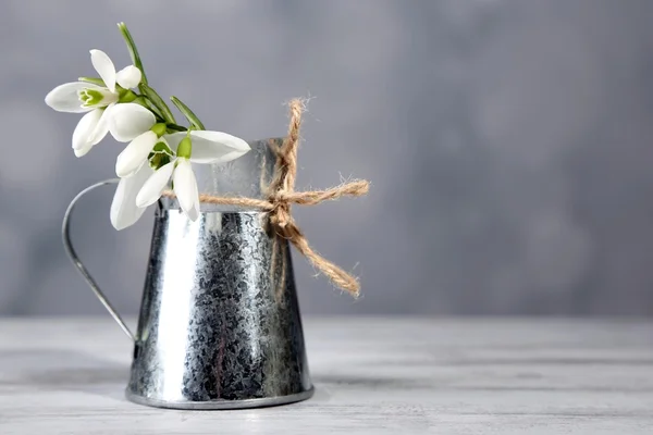 明るい背景上に花瓶の snowdrops の美しい花束 — ストック写真