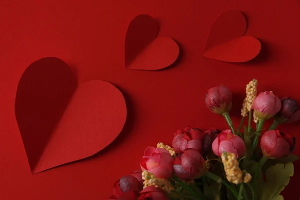 纸做的爱心与红色背景上的花朵 — 图库照片