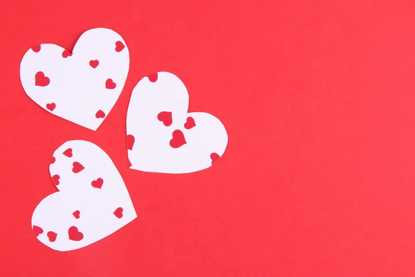 Corazones de papel sobre fondo rojo —  Fotos de Stock