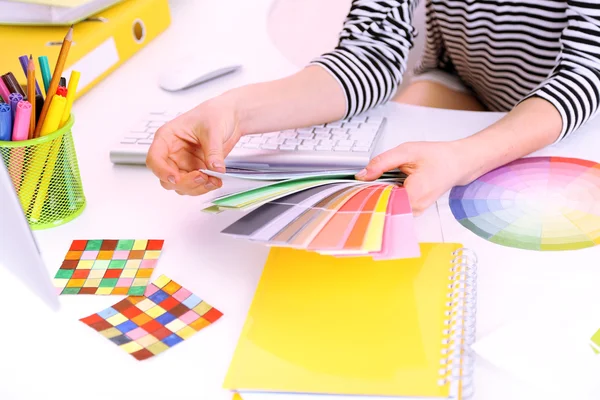 Mujer diseñadora selecciona el color en el lugar de trabajo — Foto de Stock