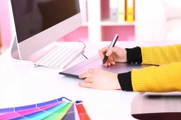 Jovem designer gráfico trabalhando usando caneta tablet no local de trabalho — Fotografia de Stock
