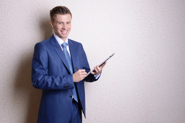 Portrait of businessman near wall — Stock Photo, Image