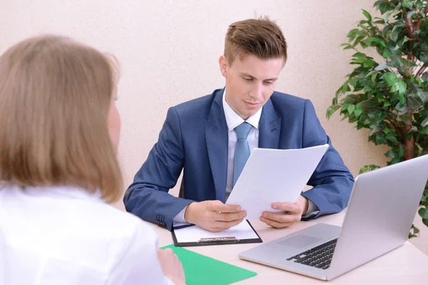 Solicitante de empleo teniendo entrevista — Foto de Stock