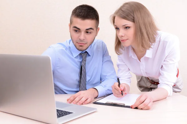 Jóvenes empresarios exitosos que trabajan en la oficina — Foto de Stock