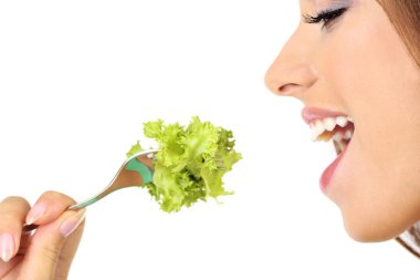 Taze salata üzerine beyaz izole ile güzel kız