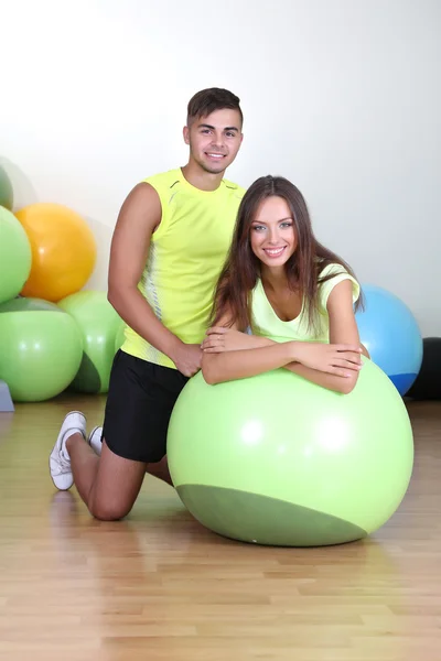 Meisje en jongen in fitnessruimte — Stockfoto