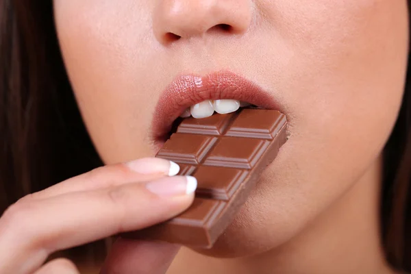 Gros plan de femme mangeant du chocolat — Photo